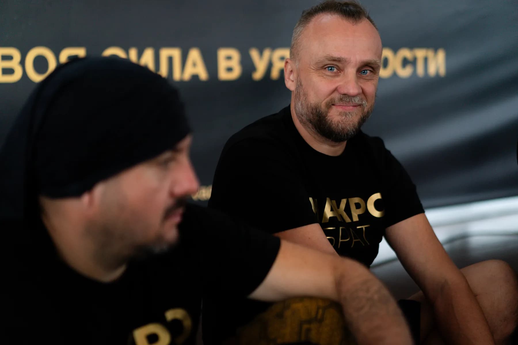 Двое мужчин слушают друг друга в круге